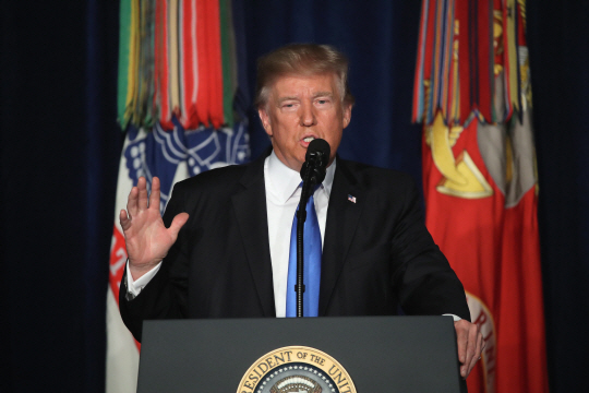도널드 트럼프 대통령이 21일(현지시간) 미국 버지니아주 알링턴시에서 아프가니스탄 전쟁 관련 연설을 하고 있다./알링턴=EPA연합뉴스