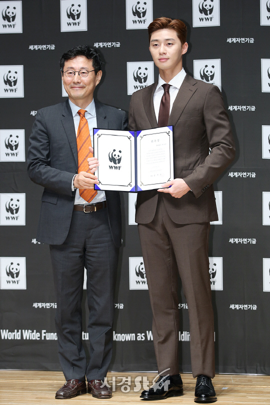 배우 박서준(오른쪽)이 23일 오전 서울 중구 서울시청 신청사 다목적홀에서 열린 WWF(세계자연기금) 홍보대사 위촉식에 참석하고 있다.