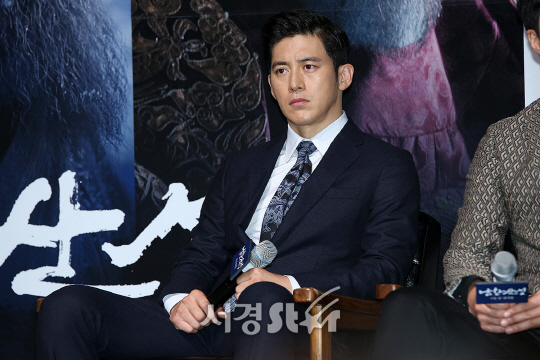 배우 고수가 23일 오후 서울 강남구 압구정동 압구정 CGV에서 열린 영화 ‘남한산성’ 제작보고회에 참석했다.