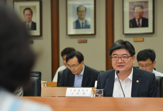 김용진(오른쪽) 기획재정부 2차관이 23일 수출입은행에서 열린 3차 재정정책자문회의에서 모두발언을 하고 있다. /사진제공=기획재정부