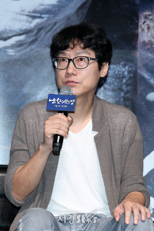 황동혁 감독이 23일 오후 서울 강남구 압구정동 압구정 CGV에서 열린 영화 ‘남한산성’ 제작보고회에 참석했다.