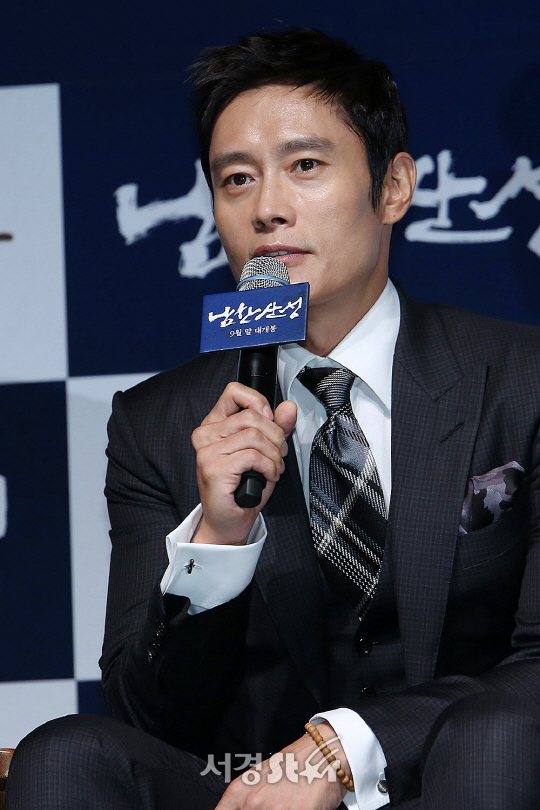 배우 이병헌이 23일 오후 서울 강남구 압구정동 압구정 CGV에서 열린 영화 ‘남한산성’ 제작보고회에 참석했다.