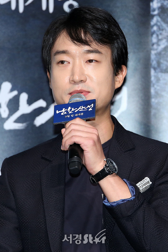 배우 조우진이 23일 오후 서울 강남구 압구정동 압구정 CGV에서 열린 영화 ‘남한산성’ 제작보고회에 참석했다.