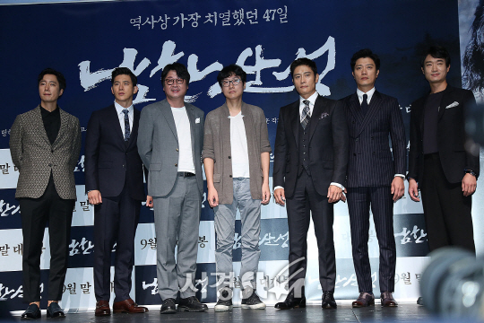 감독 및 배우들이 23일 오후 서울 강남구 압구정동 압구정 CGV에서 열린 영화 ‘남한산성’ 제작보고회에 참석해 포토타임을 갖고 있다.