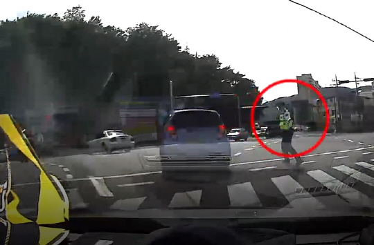 도로 질주하는 경찰차 동영상 화제