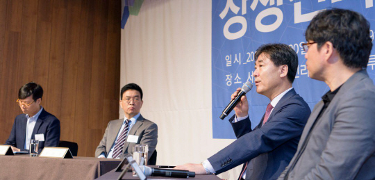 연사로 참석한 정현천 SK수팩스추구협의회 사회공헌위원회 전무(오른쪽에서 두 번째)가 사회자의 질문에 답하고 있다.