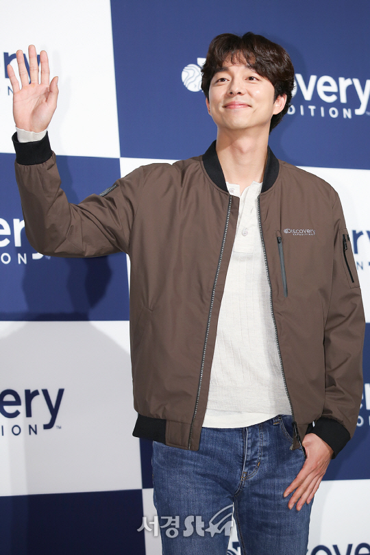 배우 공유가 23일 오후 서울 용산구 그랜드하얏트서울 호텔 그랜드볼룸에서 열린 한 패션브랜드 포토월 행사에 참석해 포즈를 취하고 있다.