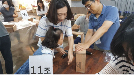 에스원 임직원 가족이 지난 19일 서울 은평구 기쁨의 집을 방문해 아이들과 가구 만들기 체험활동을 하고 있다./사진제공=에스원