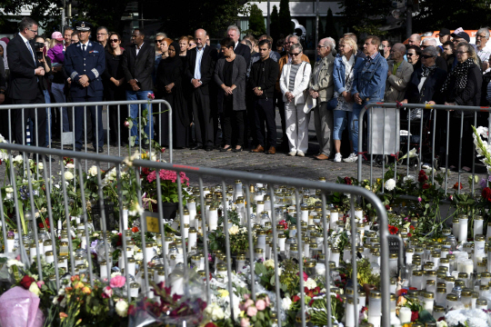 핀란드 시민들이 지난 20일(현지시간) 투르쿠시 중심가에서 아프리카 모로코 국적의 청년이 휘두른 흉기 테러로 숨진 희생자들을 기리며 묵념하고 있다.   /투르쿠=AFP연합뉴스