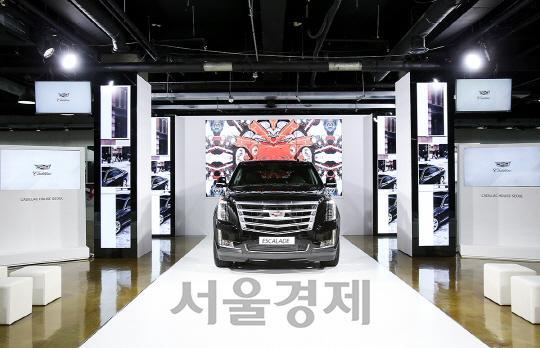 캐딜락 하우스 서울에 전시된 캐딜락의 초대형 SUV ‘에스컬레이드’/사진제공=GM코리아
