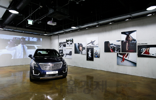 캐딜락의 중형 SUV ‘XT5’가 캐딜락 하우스 서울 내 마련된 아티스트 콜라보레이션 존에 전시돼 있다./사진제공=GM코리아