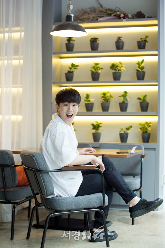 배우 오승훈이 24일 오전 서울 종로구 한 카페에서 서경스타와의 인터뷰에 앞서 포즈를 취하고 있다.
