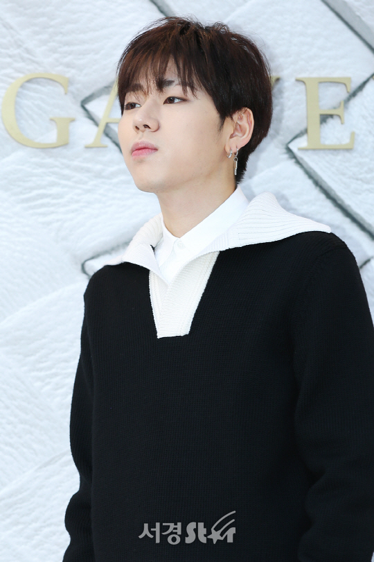 블락비 지코가 24일 오후 서울 강남구 갤러리아백화점 명품관 WEST 광장에서 열린 한 패션브랜드의 포토월 행사에 참석해 포즈를 취하고 있다.