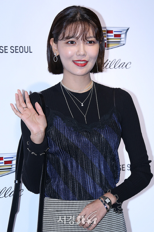 소녀시대 수영이 24일 오후 서울 강남구 논현동 지하1층 스튜디오에서 열린 한 자동차 브랜드 포토월 행사에 참석해 포토타임을 갖고 있다.