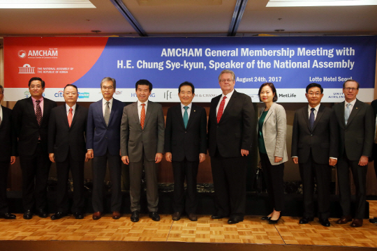 정세균(가운데) 국회의장이 24일 주한미국상공회의소(AMCHAM) 주최로 열린 오찬 간담회에서 기념촬영을 하고 있다. /국회의장실 제공