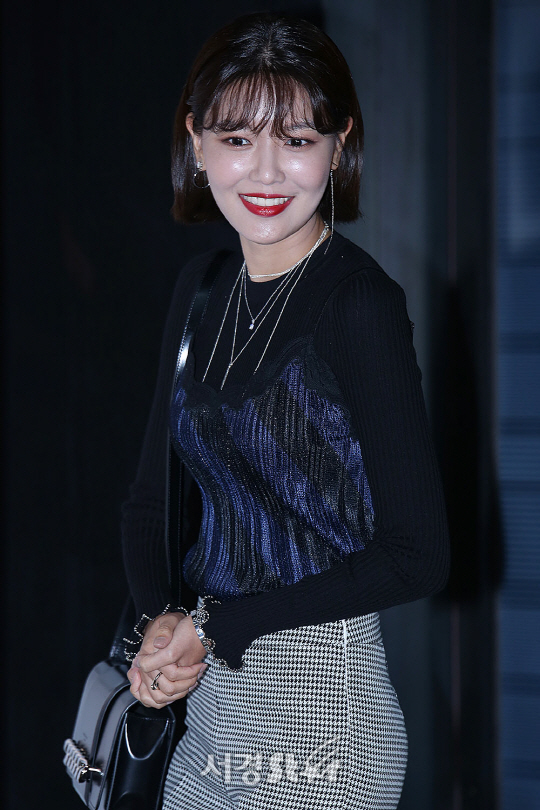 소녀시대 수영이 24일 오후 서울 강남구 논현동 지하1층 스튜디오에서 열린 한 자동차 브랜드 포토월 행사에 참석해 포토타임을 갖고 있다.