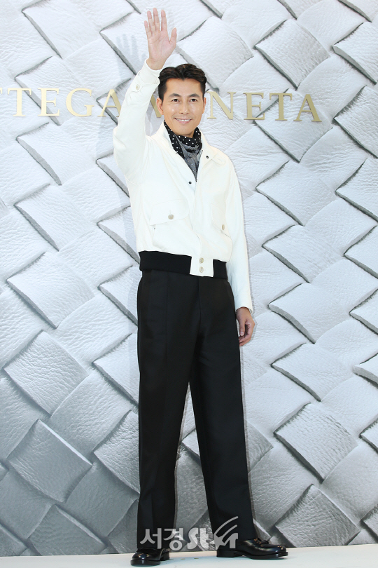 배우 정우성이 24일 오후 서울 강남구 갤러리아백화점 명품관 WEST 광장에서 열린 한 패션브랜드의 포토월 행사에 참석해 포즈를 취하고 있다.