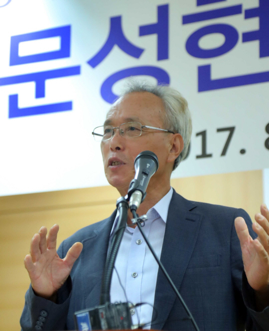 문성현 노사정위원장이 25일 서울 세종로 정부서울청사에서 열린 제 12대 경제사회발전노사정위원회 위원장 취임식에서 취임사를 하고 있다. /연합뉴스