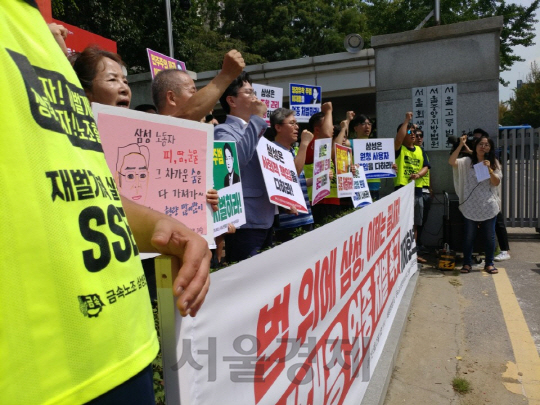 이재용 삼성전자 부회장의 선고공판을 앞둔 25일 오전 11시 서울법원청사 앞 정문에서 금속노조 삼성전자서비스지회를 비롯한 삼성전자 노동계 관계자들이 기자회견을 열고 구호를 외치고 있다./신다은 기자