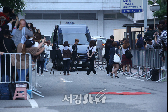 워너원 멤버들이 25일 오전 서울 영등포구 여의도동 KBS 신관 공개홀에서 진행된 KBS ‘뮤직뱅크’ 리허설에 참석하기 위해 출근하고 있다.