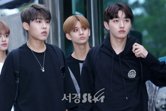 박우진, 배진영, 윤지성이 25일 오전 서울 영등포구 여의도동 KBS 신관 공개홀에서 진행된 KBS ‘뮤직뱅크’ 리허설에 참석하기 위해 출근하고 있다.