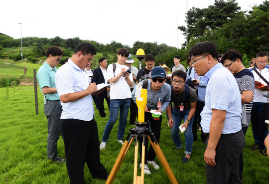 환경부와 국방부 관계자들이 지난 12일 경북 성주군 사드 기지 내부에서 전자파를 측정하고 있다. /사진제공=주한미군