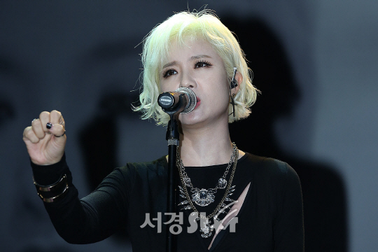 가수 박기영이 25일 오후 서울 마포구 서교동 하나투어 브이홀에서 열린 사계 프로젝트 세 번째 싱글 앨범 ‘거짓말’ 쇼케이스에 참석했다.