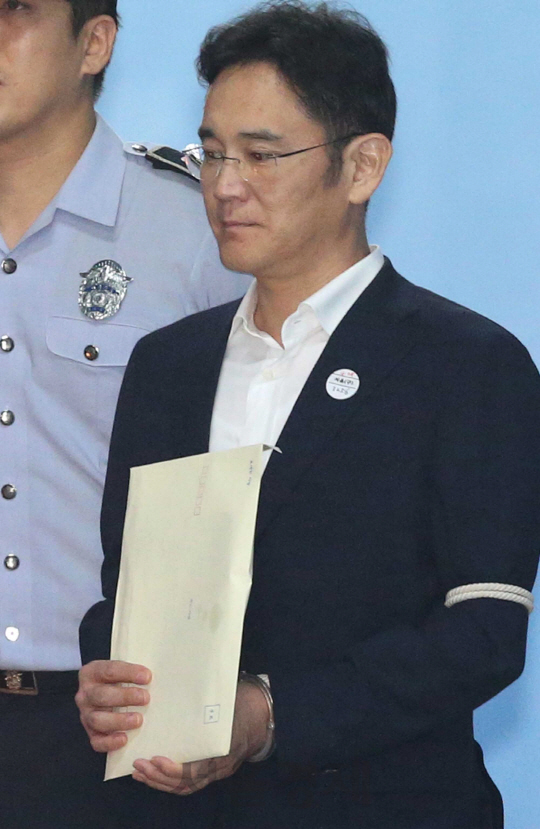 이재용 징역 5년 선고, 80년 삼성史 총수 첫 실형...시련의 후계자...'뉴 삼성' 꿈 결국 길 잃다