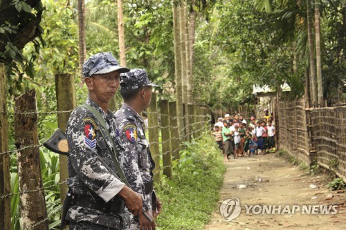 로힝야족 마을에서 경계를 서는 미얀마 경찰관들/AP=연합뉴스