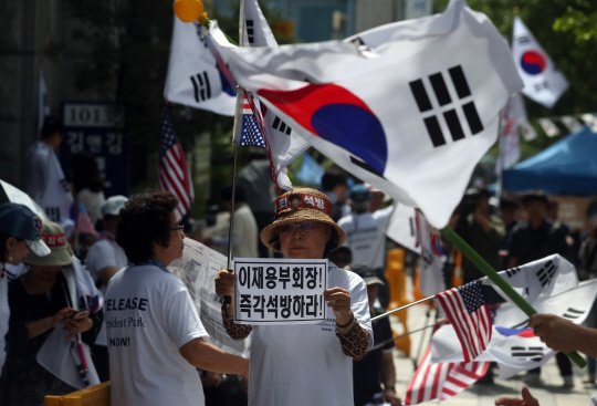 25일 이재용 삼성전자 부회장 선고공판이 열린 서초동 서울중앙지법 앞에서 금속노조와 ‘반도체 노동자의 건강 지킴이(반올림)’ 관계자들이 이 부회장 엄중 처벌을 촉구하고 있다(사진 위). 박근혜 전 대통령 지지자들이 서울중앙지법 앞에서 이 부회장 석방 촉구 집회를 열고 있다(아래).  /연합뉴스