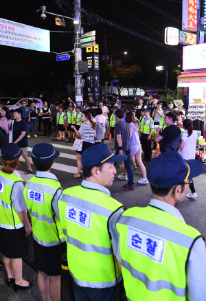 지난 18일 저녁 서울 영등포구 대림역 인근에서 경찰과 영등포 외국인 자율방범대원들이 중국동포들의 ‘만남의 광장’인 대림역 12번 출구 앞에서 방범활동을 하고 있다./송은석기자