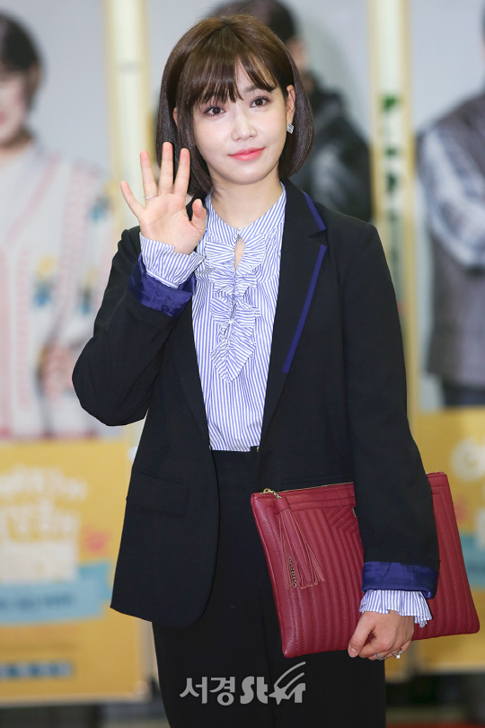 배우 이유리가 25일 오후 서울 영등포구 여의도 한 음식점에서 열린 KBS2 주말드라마 ‘아버지가 이상해’ 종방연에 참석하고 있다.