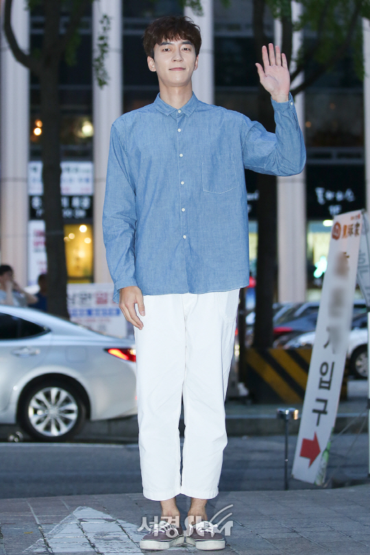 배우 신성록이 25일 오후 서울 영등포구 여의도 한 음식점에서 열린 MBC 수목드라마 ‘죽어야 사는 남자’ 종방연에 참석하고 있다.