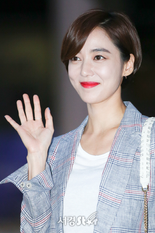 배우 이소연이 25일 오후 서울 영등포구 여의도 한 음식점에서 열린 MBC 수목드라마 ‘죽어야 사는 남자’ 종방연에 참석하고 있다.