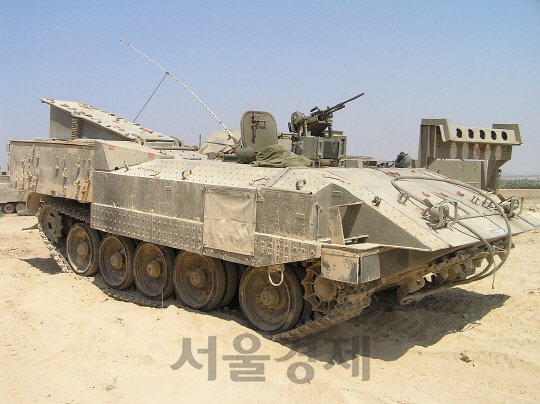 이스라엘 육군의 아크자리트 장갑차. 노획한 T55 전차의 차체를 이용해 방어력이 높다. 대전차 화기에 노출되기 쉬운 시가지에서 높은 생존력을 자랑한다.