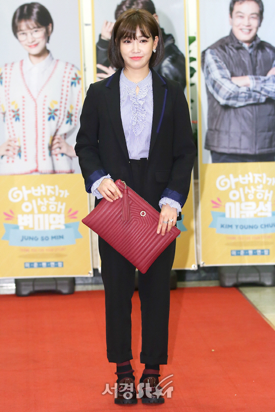배우 이유리가 25일 오후 서울 영등포구 여의도 한 음식점에서 열린 KBS2 주말드라마 ‘아버지가 이상해’ 종방연에 참석하고 있다.