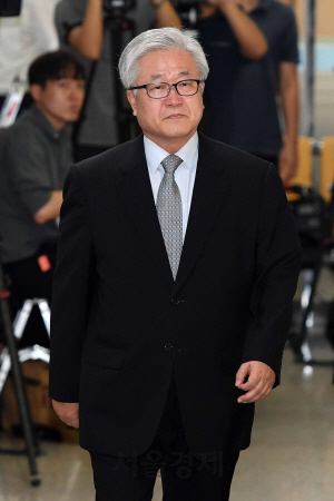 박상진 전 삼성전자 사장이 25일 서울중앙지법에서 열린 1심 선고 공판에 출석하고 있다./이호재기자.
