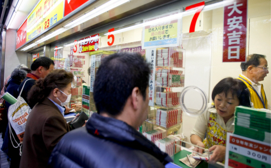 도쿄 복권판매소 앞에서 ‘연말 점보복권’을 사는 일본 시민들/EPA연합뉴스