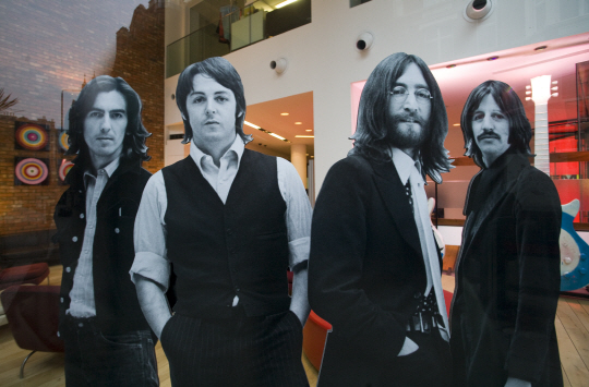 비틀즈 멤버들의 사진으로 만든 대형 포스터. 왼쪽부터 조지 해리슨, 폴 매카트니, 존 레논, 그리고 링고스타./블룸버그통신