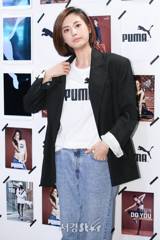 가수 나나가 26일 오후 서울 용산구 한 스포츠브랜드 매장에서 진행된 포토월 행사에 참석해 포즈를 취하고 있다.