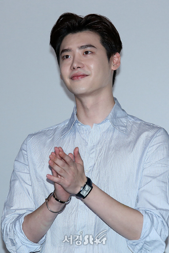 배우 이종석이 26일 오후 서울 성동구 행당동 왕십리 CGV에서 열린 영화 ‘VIP’ 무대인사에 참석해 인사를 하고 있다.