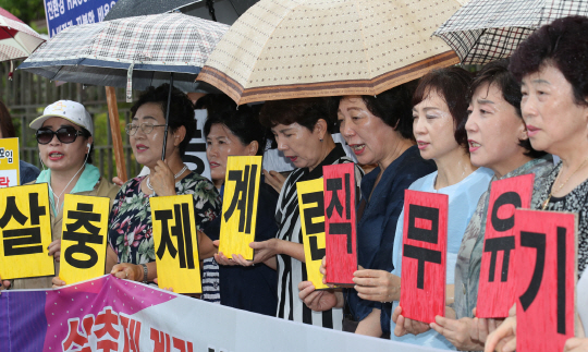 지난 24일 오전 정부세종청사 농림축산식품부 앞에서 참교육학부모회 세종지부 등 학부모·소비자단체 소속회원들이 살충제 계란 사태를 규탄하는 기자회견을 하고 있다. /연합뉴스