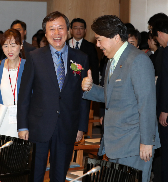 도종환(왼쪽) 문화체육관광부장관이 26일 일본 교토 영빈관에서 열린 제9회 한중일문화장관회의에 앞서 하야시 요시마사 일본 문부과학대신과 인사하고 있다. /사진제공=문화체육관광부