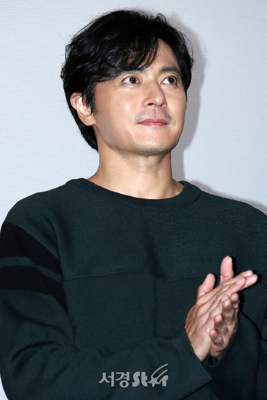 배우 장동건이 26일 오후 서울 성동구 행당동 왕십리 CGV에서 열린 영화 ‘VIP’ 무대인사에 참석해 인사를 하고 있다.