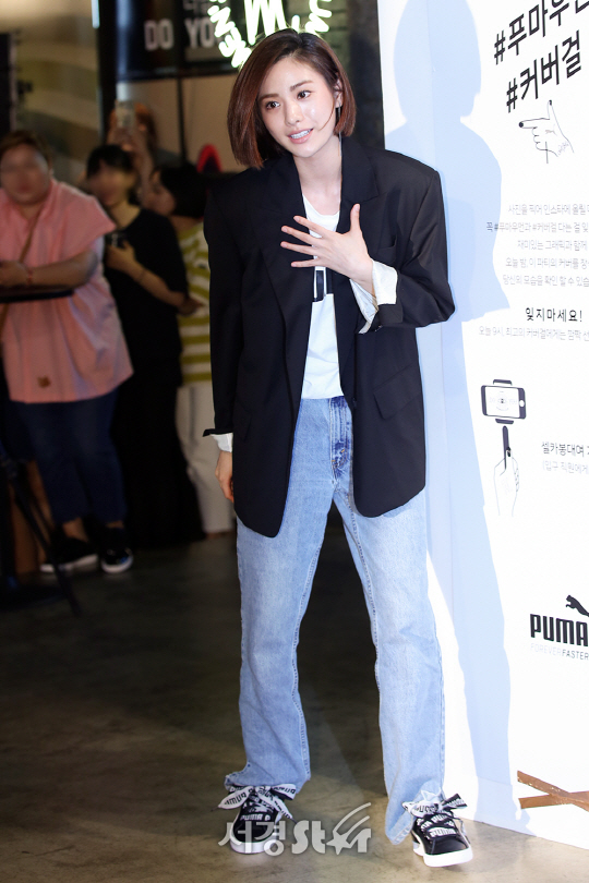 가수 나나가 26일 오후 서울 용산구 한 스포츠브랜드 매장에서 진행된 포토월 행사에 참석해 포즈를 취하고 있다.