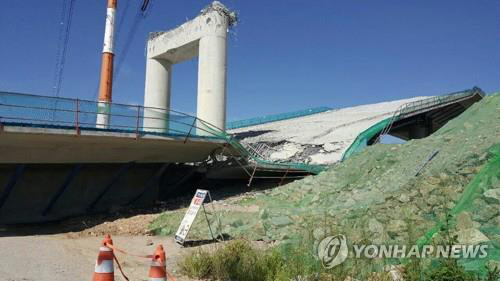 평택호 국제대교 건설현장 교각 상판 붕괴…주변 국도 통제