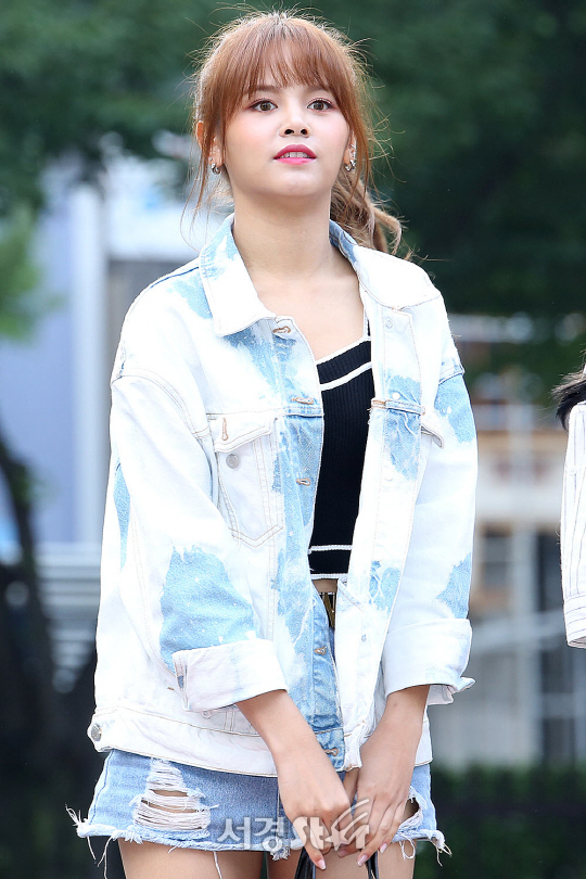 CLC 멤버 SORN이 25일 오전 서울 영등포구 여의도동 KBS 신관 공개홀에서 진행된 KBS ‘뮤직뱅크’ 리허설에 참석하기 위해 출근하고 있다.