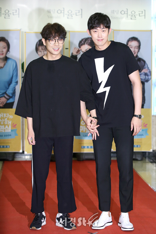 배우 이준, 민진웅이 25일 오후 서울 영등포구 여의도 한 음식점에서 열린 KBS2 주말드라마 ‘아버지가 이상해’ 종방연에 참석하고 있다.