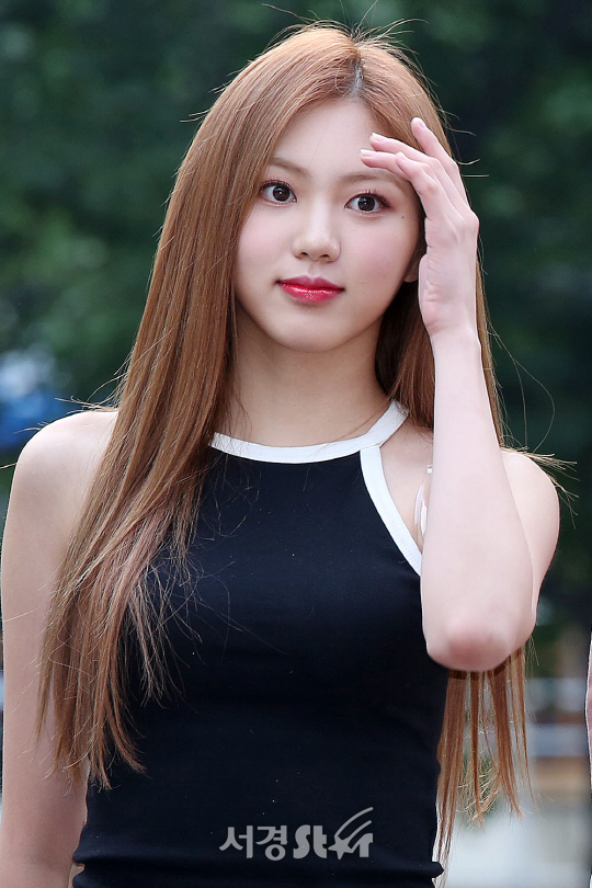 CLC 멤버 권은빈이 25일 오전 서울 영등포구 여의도동 KBS 신관 공개홀에서 진행된 KBS ‘뮤직뱅크’ 리허설에 참석하기 위해 출근하고 있다.