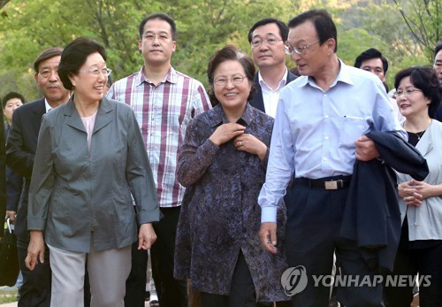 한명숙, 노무현 묘역 참배 “사람 사는 세상과 다시 만나 행복합니다”